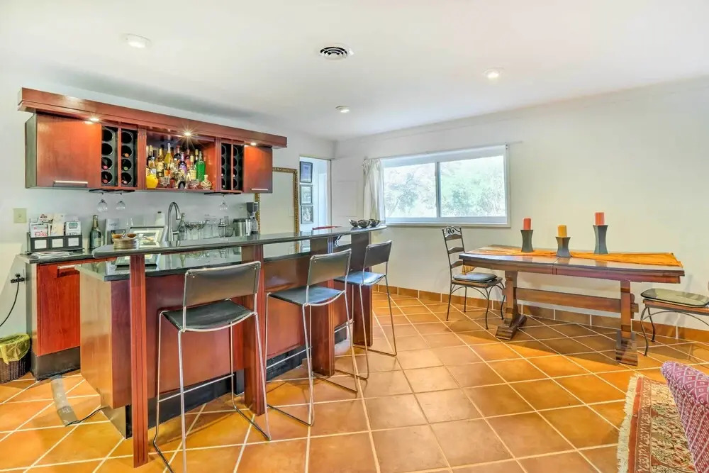 Contemporary Cincinnati Apt w/ Wifi, Near Kenwood!