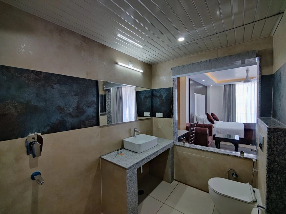 Aliza Inn And Suites By SRS Hotels