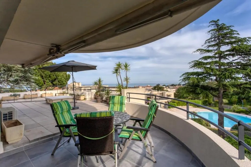 Furnished air-conditioned apartment with terrace sea view & swimming pool
