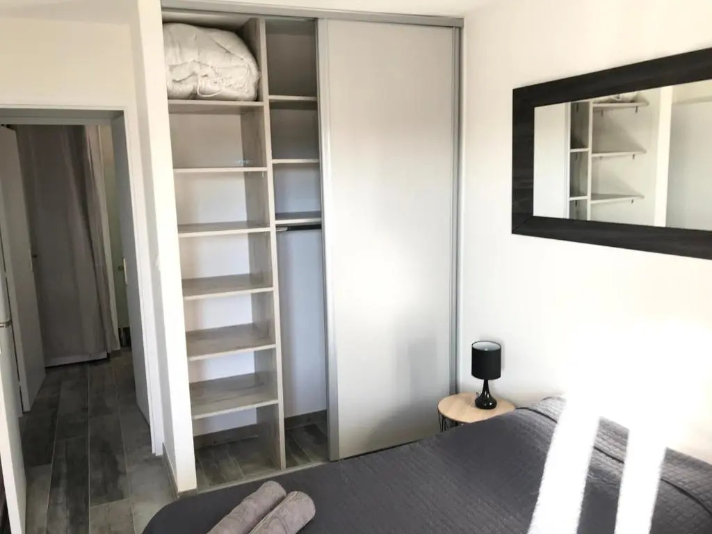 Appartement 3 pieces, refait a neuf, haut standing, piscine, mer a pieds