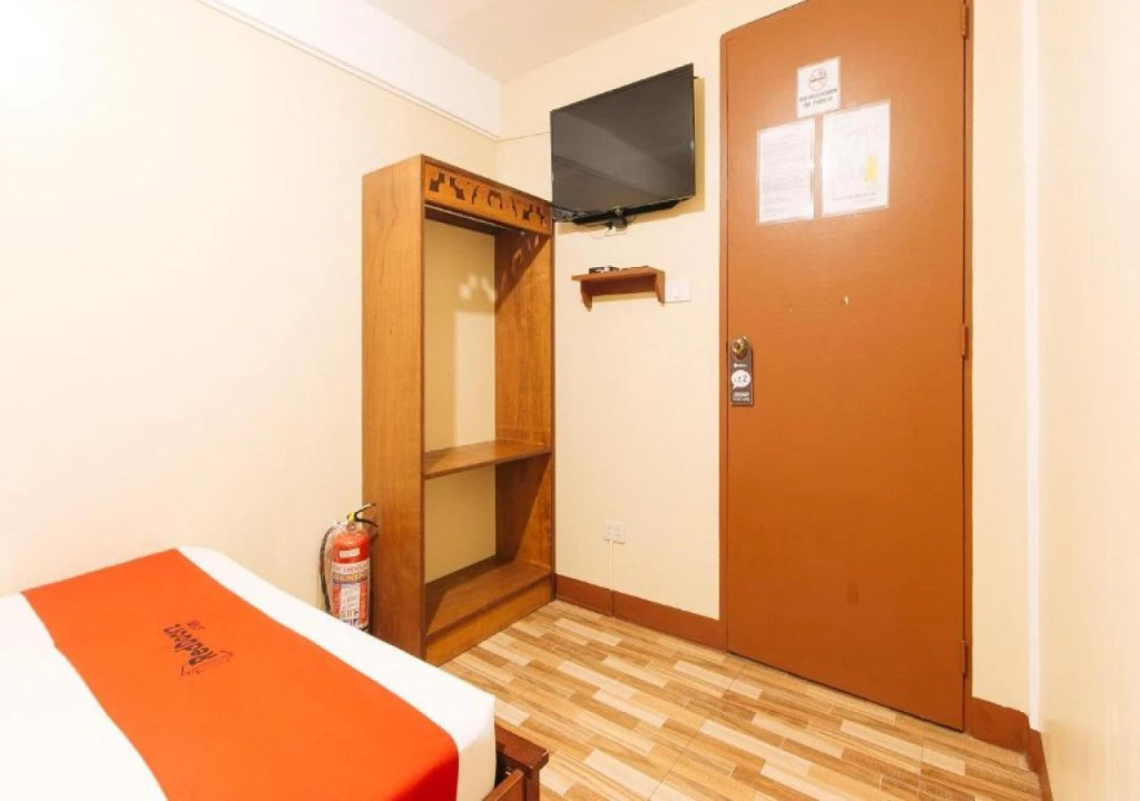 RedDoorz near PNR Espana Station