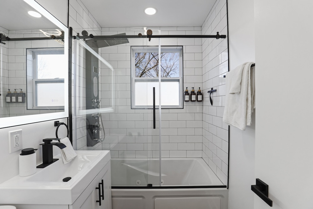Modern Home Near Rosemont/allstate Arena O'hare 3 Bedroom Home