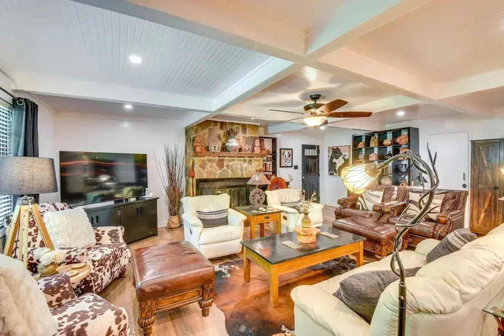 Whimsical Athens Home - 3 Mi to Sanford Stadium
