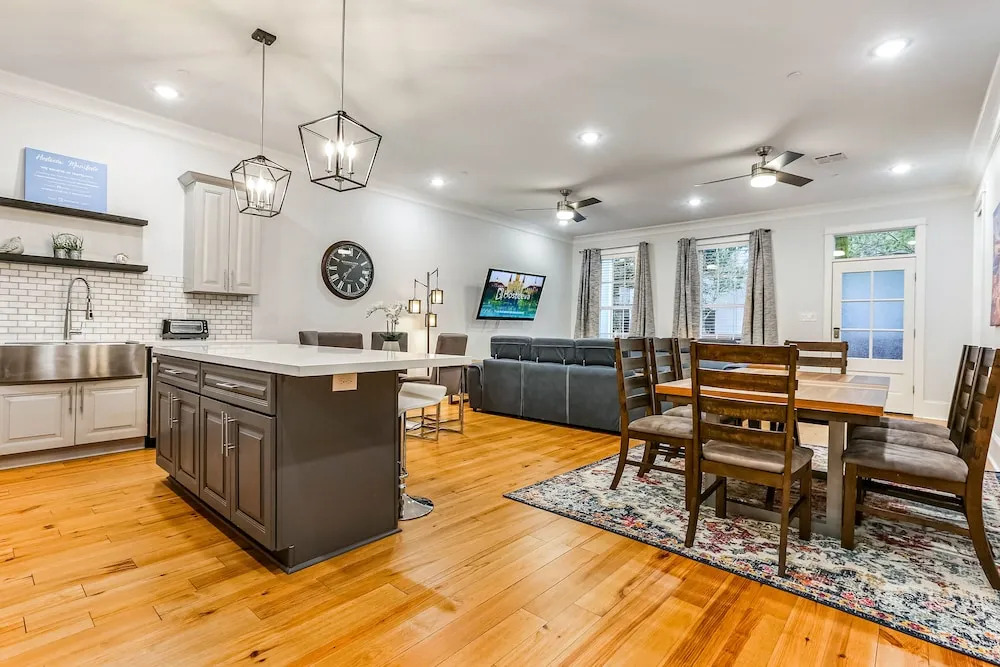 5BR with Pool - Great for Families - Near Everything