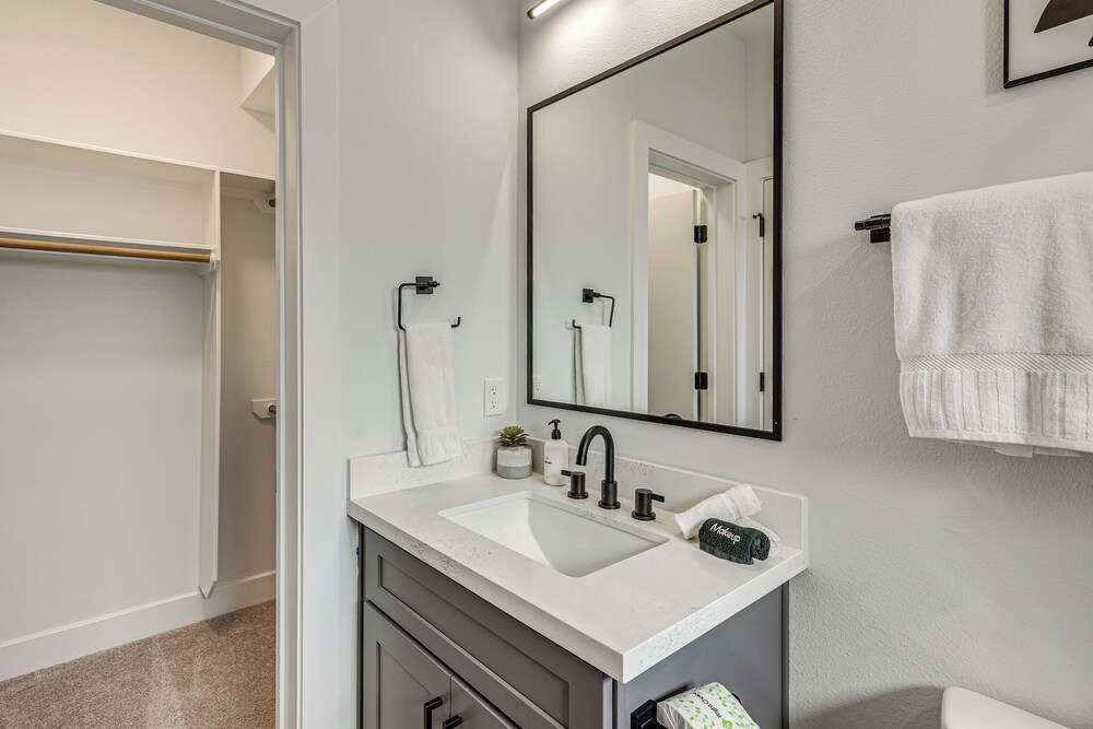 Sleek & Spacious! Prime Houston Home Near NRG