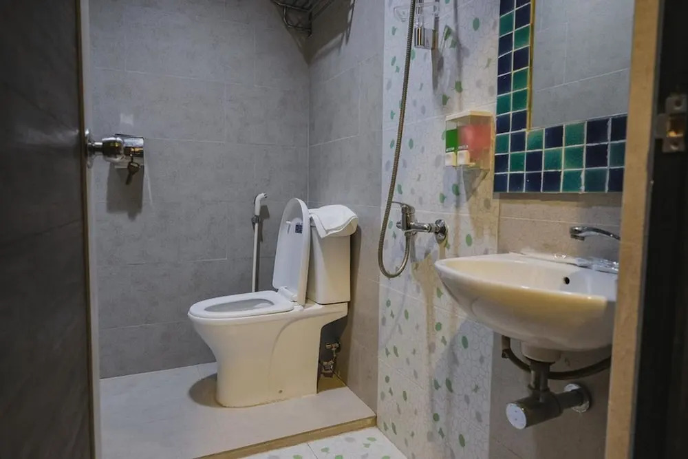 RedDoorz Plus near Pantai Coastarina 2