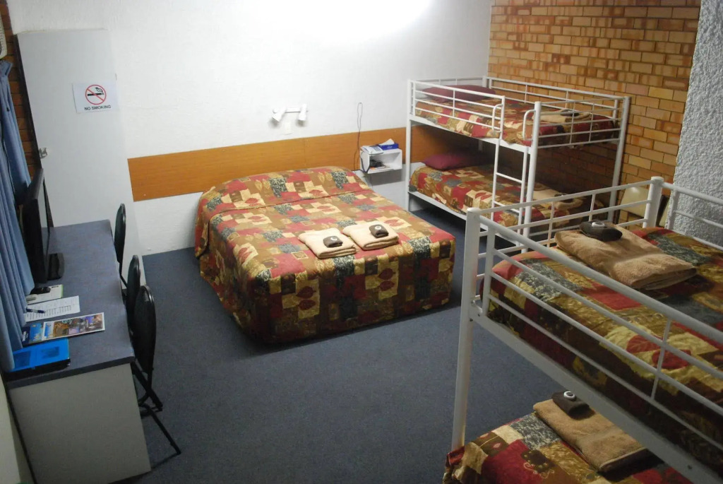Abajaz Motor Inn - Pool and short walk to Town