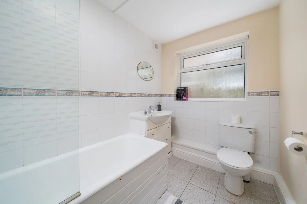Spacious Pet Friendly 2-bed Apartment in Redhill