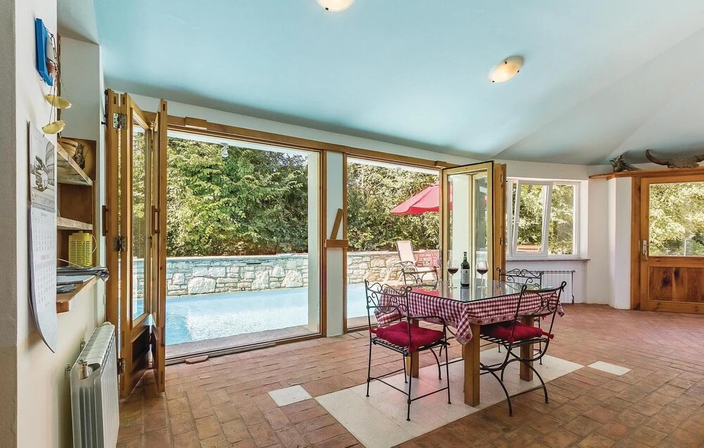 Amazing Home In Liznjan