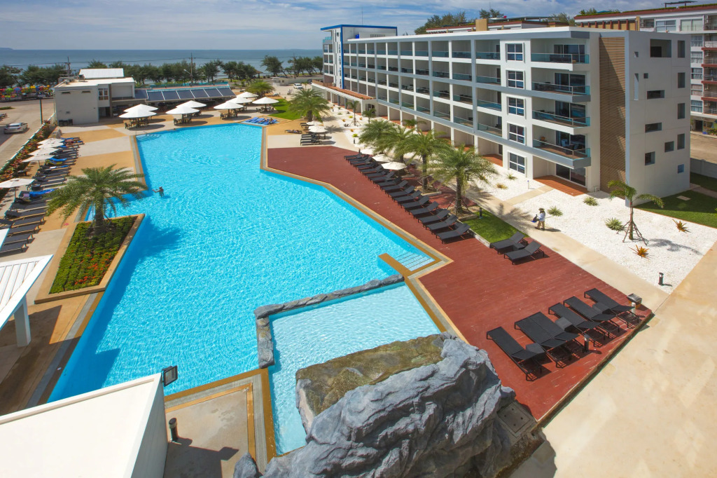 GrandBlue Resort & Beachclub