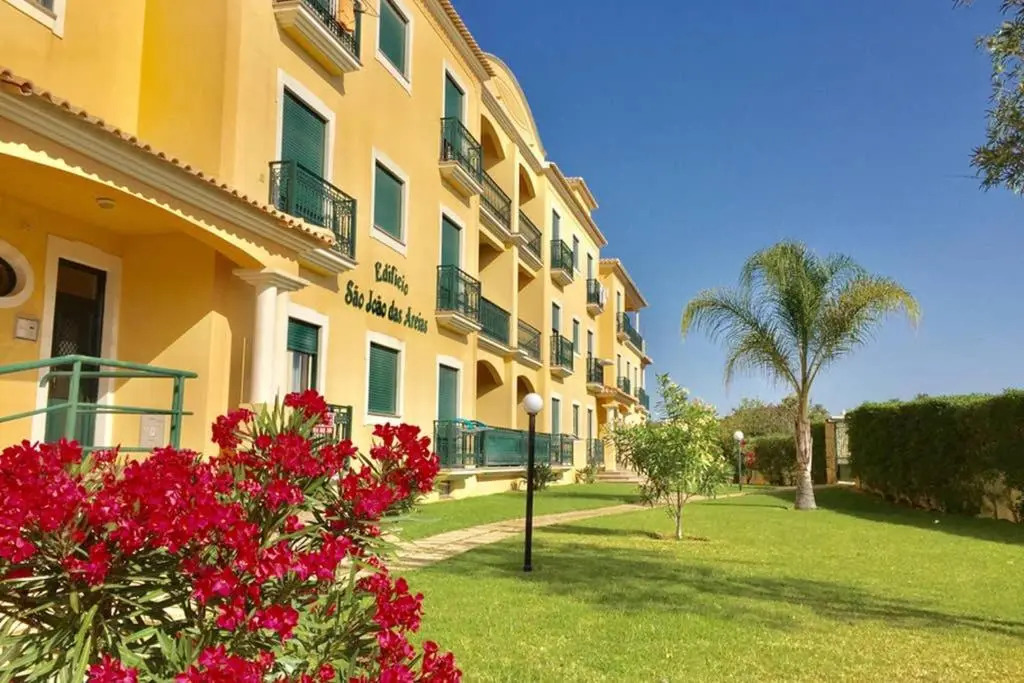 Edificio Sao Joao das areias Strip l OURA