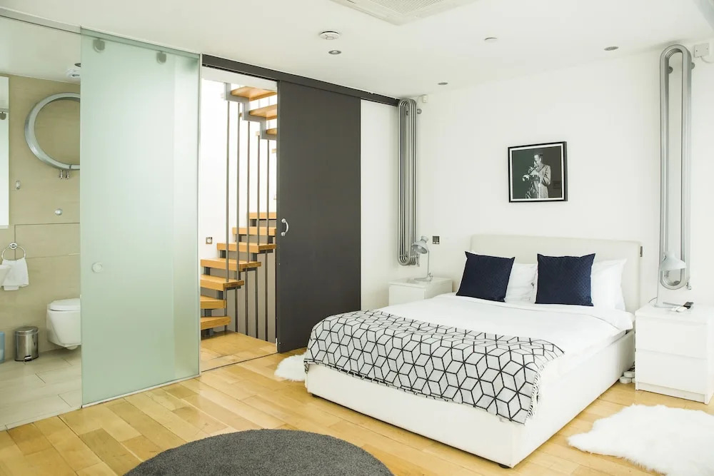 The Holborn Lights - Modern 3BDR Home with Rooftop Terrace & Garage