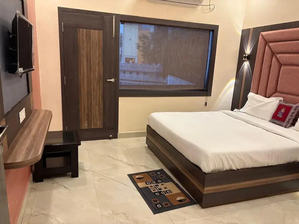 Dm Paying Guest House
