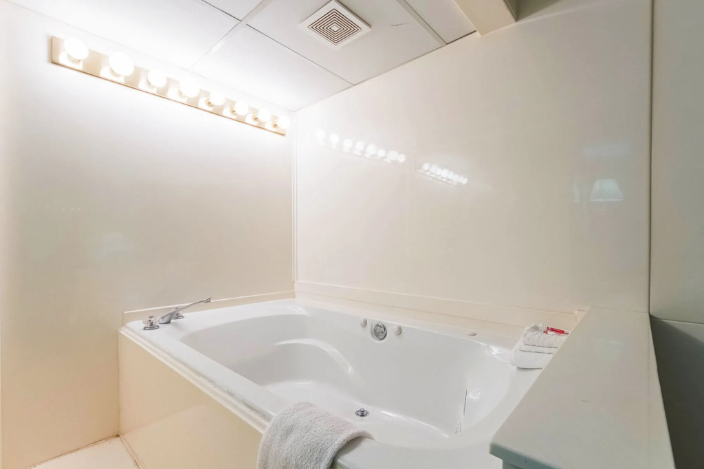 Econo Lodge Inn & Suites