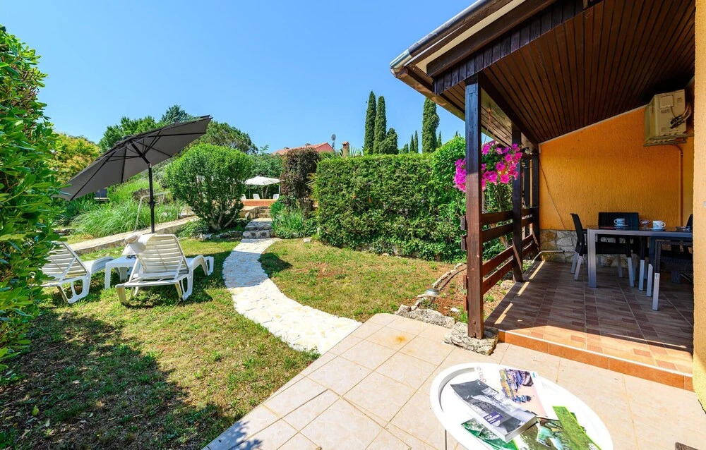 Amazing Apartment in Rovinjsko Selo With Outdoor Swimming Pool, Wifi and 2 Bedrooms
