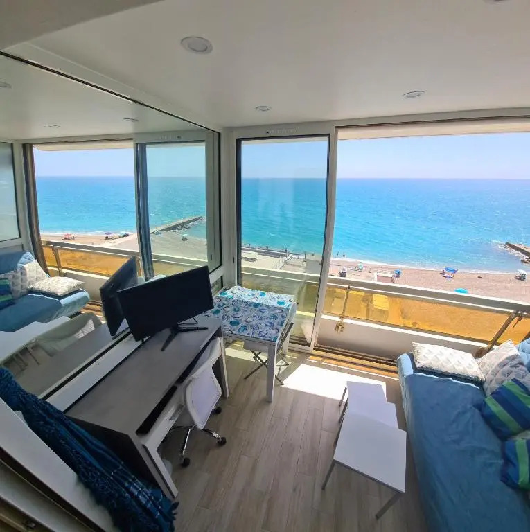 Vue mer panoramique devant la plage au calme!