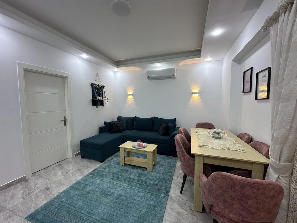 2 Bed Flat - Sleeps 6 - Pool - Parking - Wifi