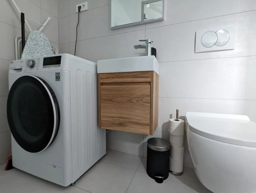 Modern Central Studio in Courtyard Building w Floor Heating, 65'' TV, Washer-Dryer & Patio