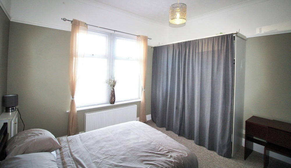 Large Bungalow - 3 Beds 2 Baths - Very Large Enclosed Garden - Dogs Stay Free
