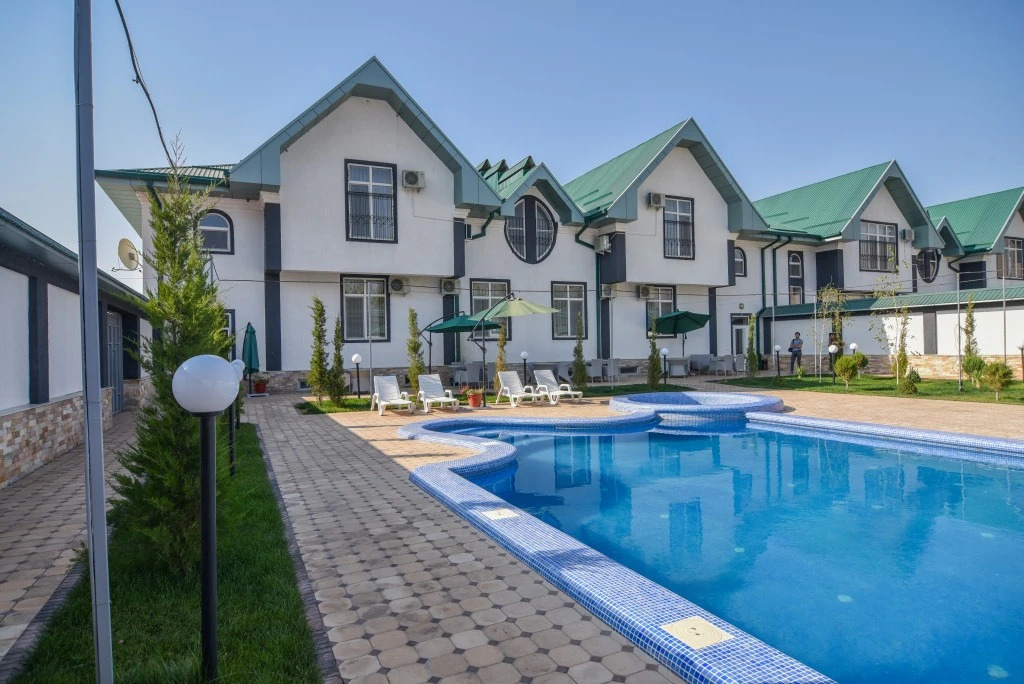 Lake House Resort hotel