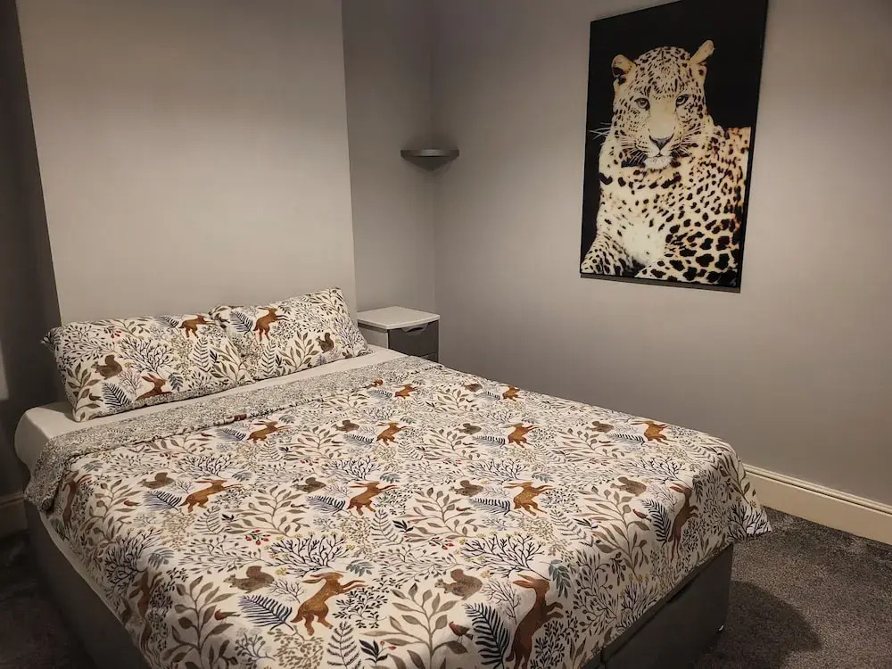 Apartment - Sleeps 5 - Great Location - Parking