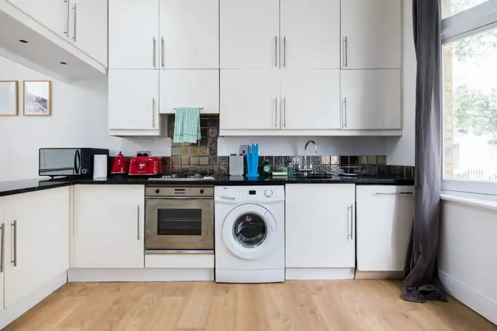 The Queensway Retreat - Modern & Bright 2bdr Home