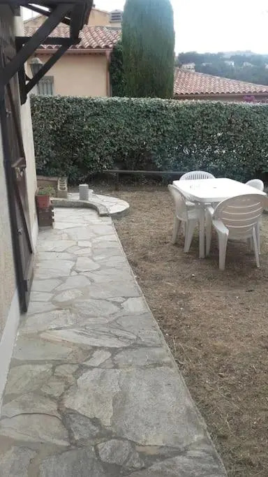 Appartement T2 bas de villa avec jardinet au calme proche mer