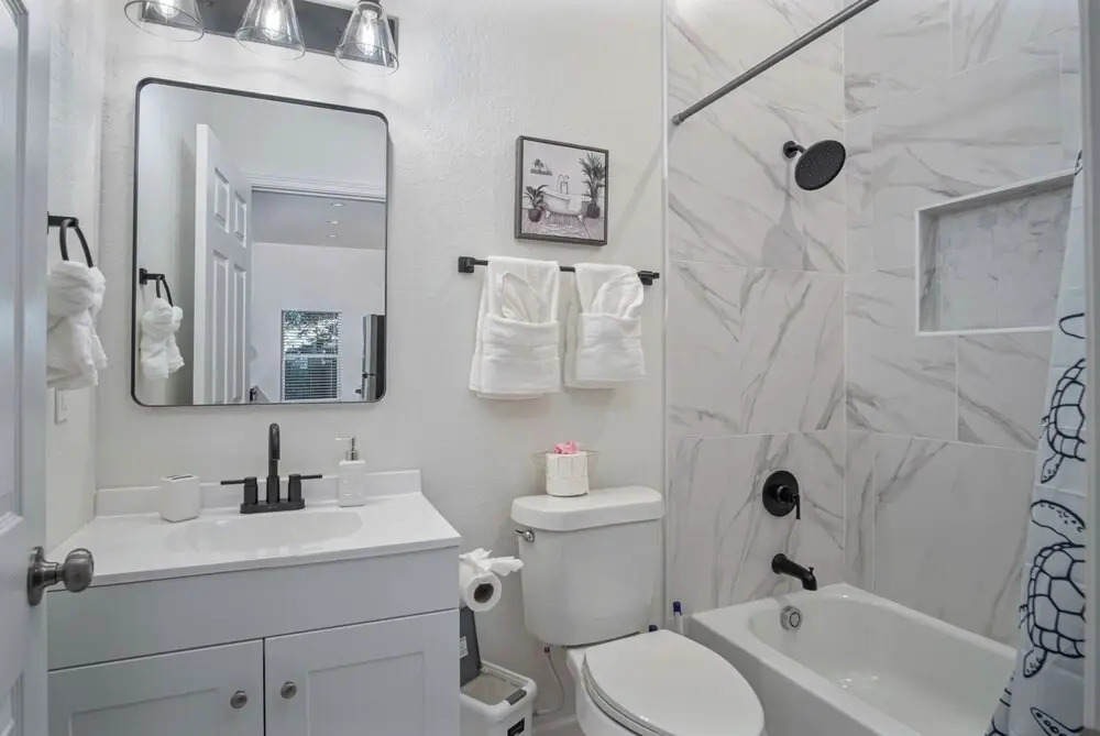 Pristine 3 BR/ 2BA Abode Close to Lovely Downtown!