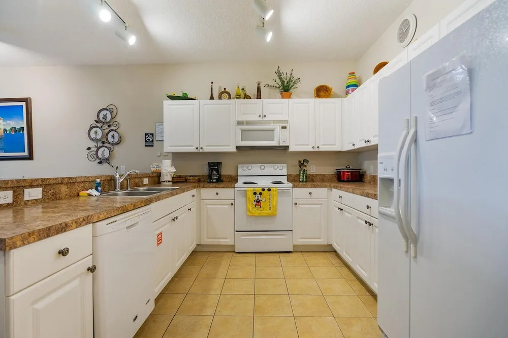 Huge Screened Patio That Overlooks Lake Buck, Near Famous Attractions!!