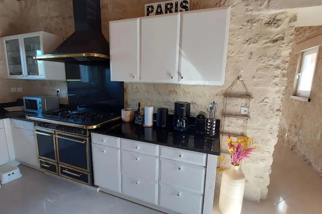 Grande maison , jardin,flipper,babyfoot, ping pong, 1 km mer, proche golf, Port en Bessin, Bayeux et plages du débarquement, adaptée enfants
