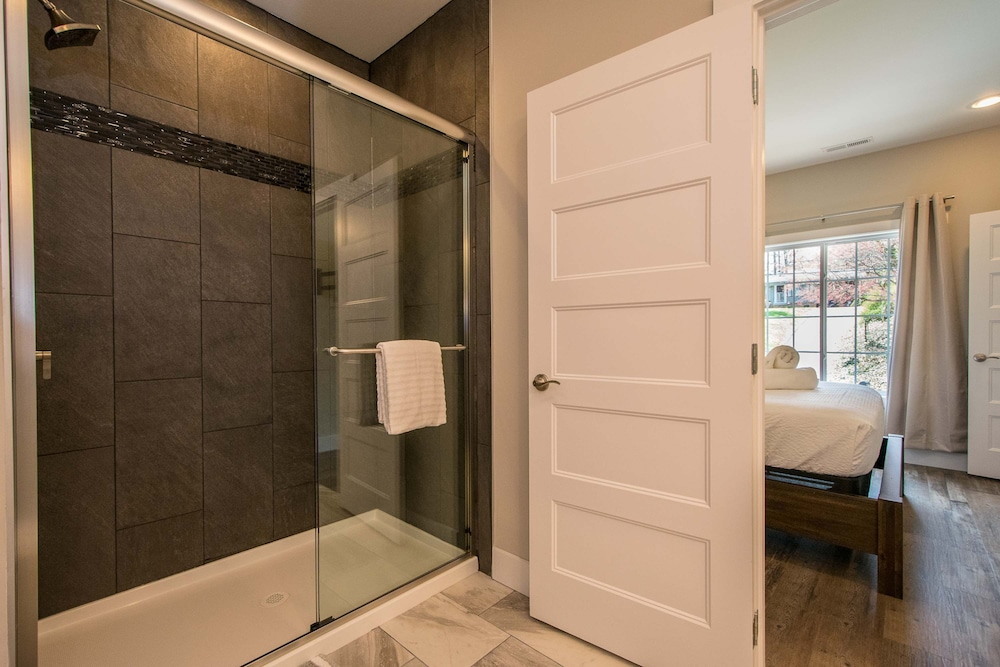 Hendersonville Duplex Sleeps 8 Free Tix