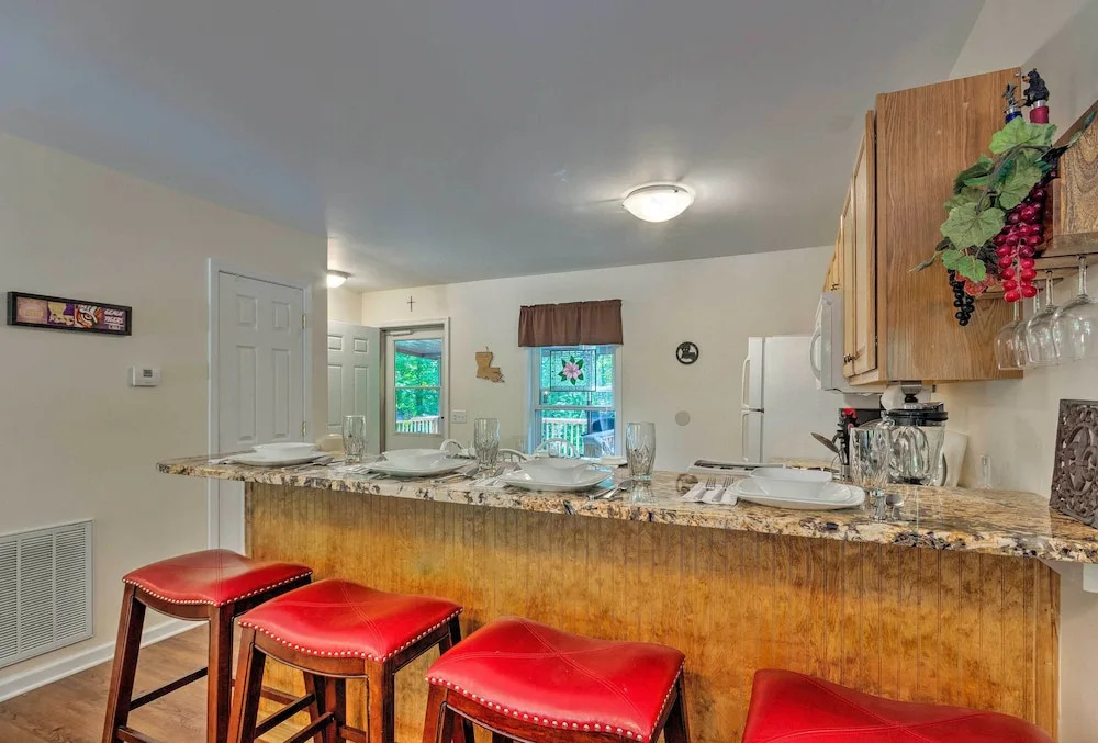 Beech Mountain Home w/ Covered Deck, Near Skiing!