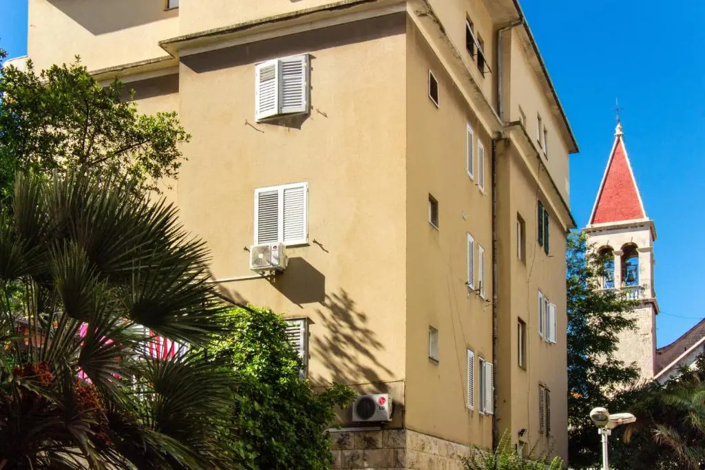 Lugo Apartments