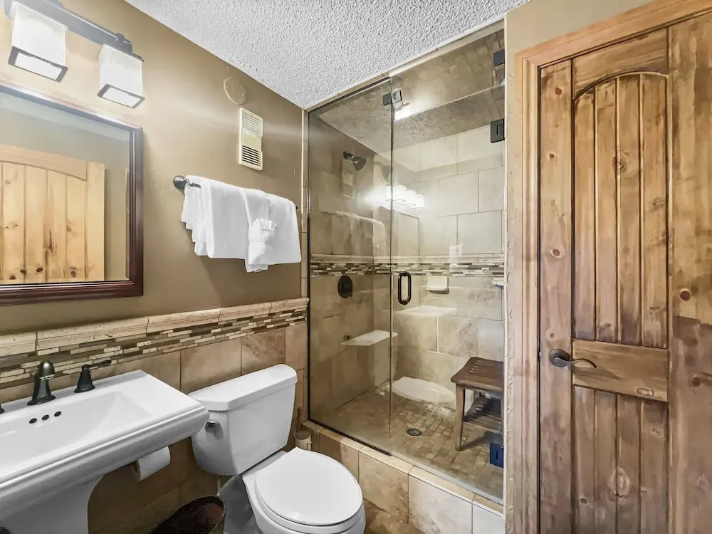 Be410 Bridge End Pet Friendly 3 Bedroom Condo by RedAwning