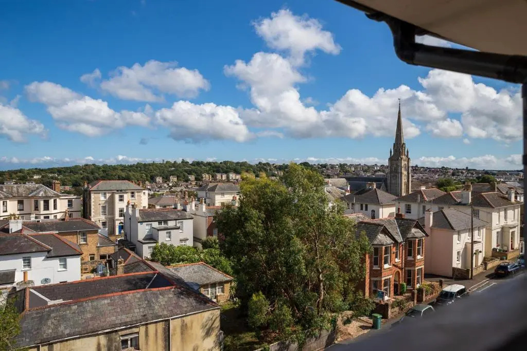 Bright Executive Apartment with Views of Solent