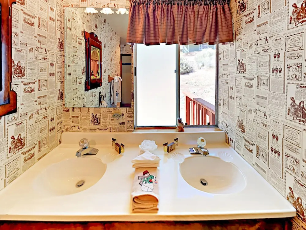 Blue Jay Chalet 2 Bedrooms 2 Bathrooms Home