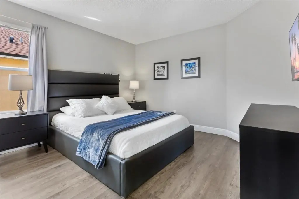 6 Bedrooms 45 Bathrooms Seasons 1270 Sb