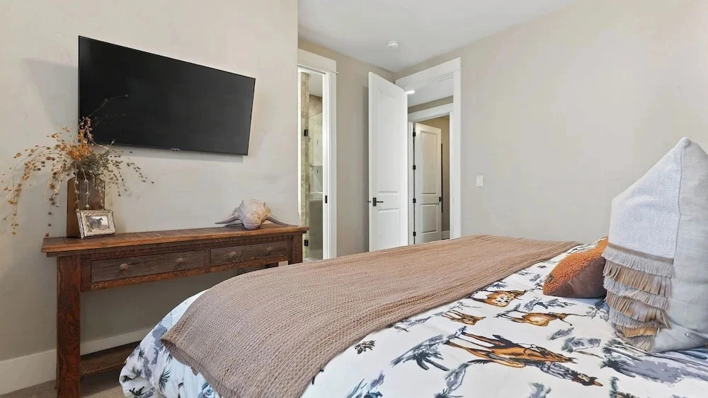 Mulligan Estate by Avantstay Sunriver Retreat + Hot Tub + Game Room + Bikes + Near Trails & Golf