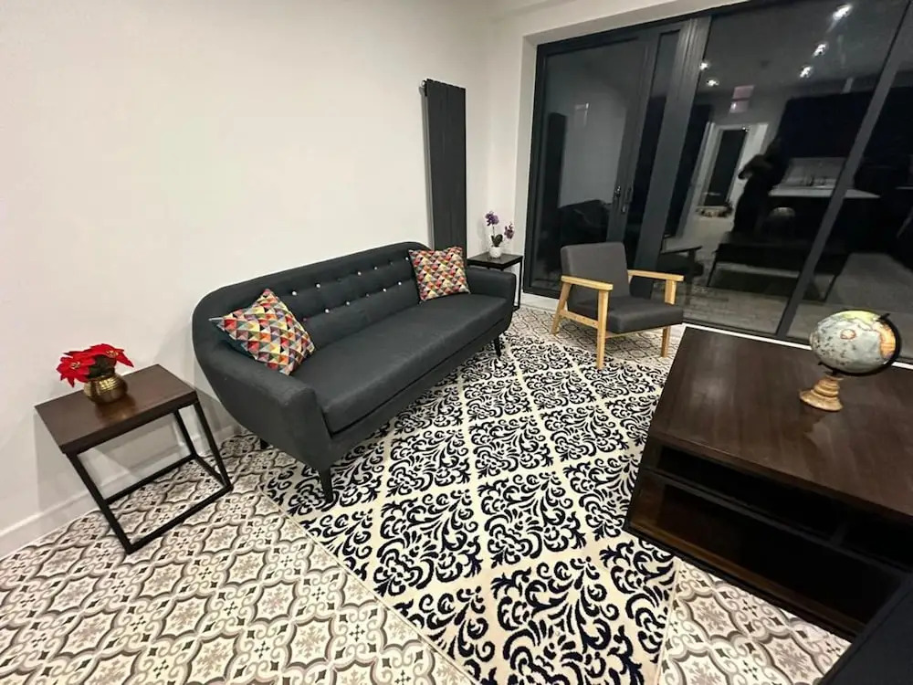 Immaculate 4-bed House Near City Airport