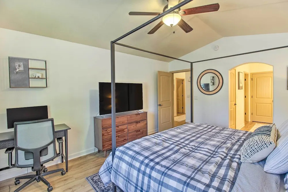 Cabin Getaway w/ Game Room Near Rainbow Lake!