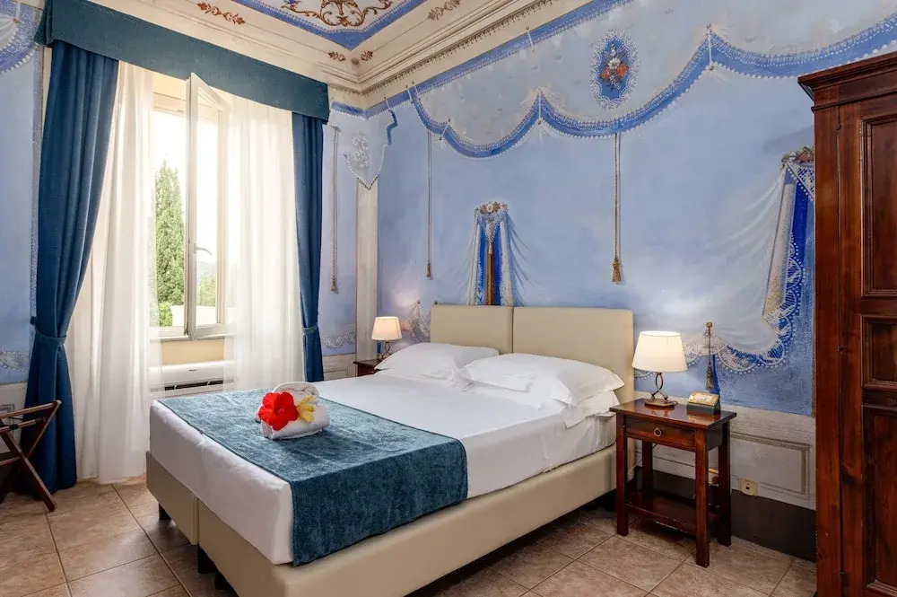 Hotel with swimming pool in Riparbella