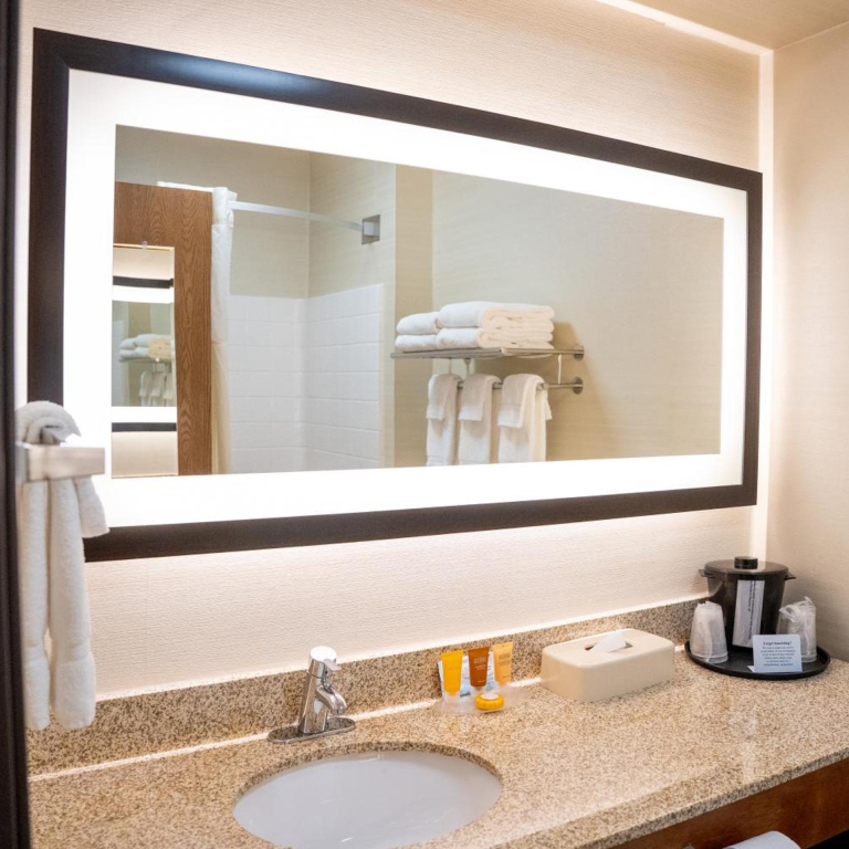 Coshocton Village Inn & Suites