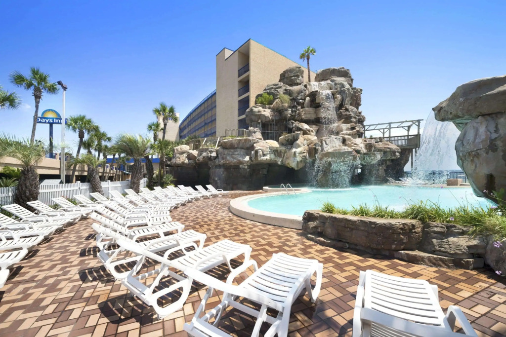 Days Inn by Wyndham Panama City Beach Beachfront Resort
