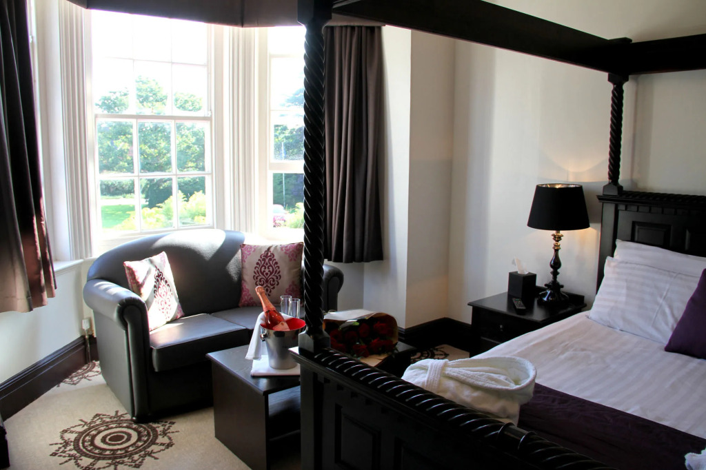 The Carlton Manor