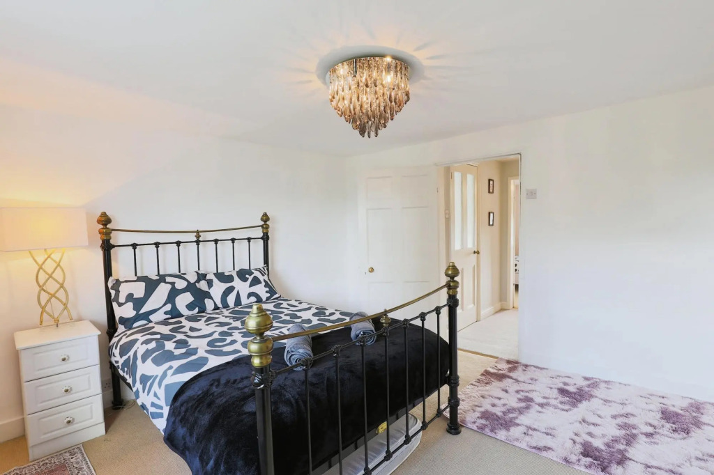 Stunning 4 Bed Semi-detached Home With Ample Space