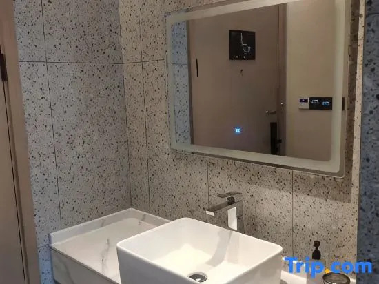 Yiju Life Hotel (Xihu Hubin Pedestrian Street)