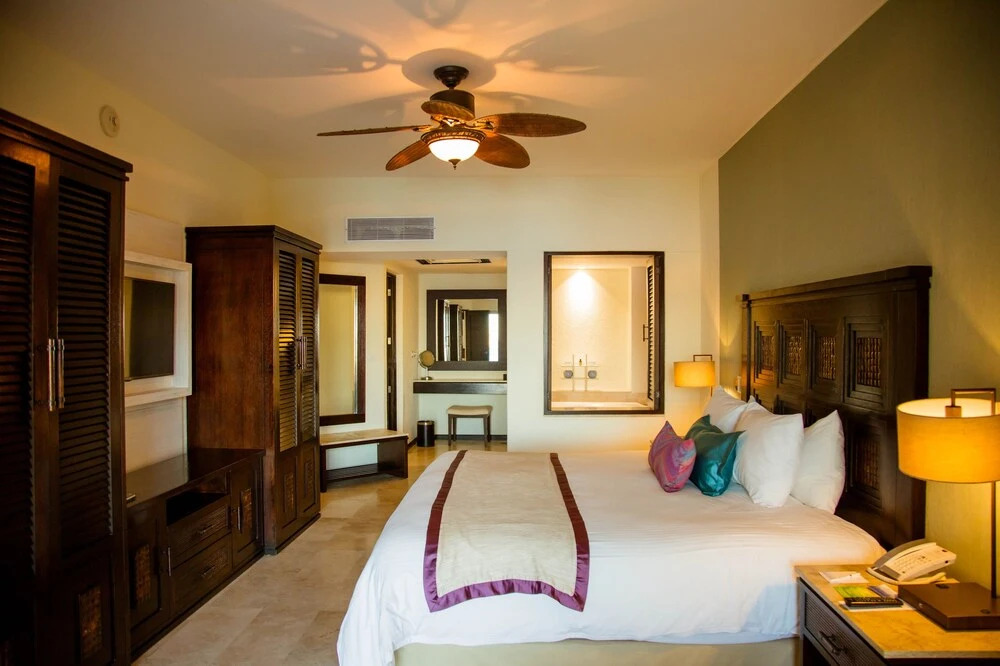 Spacious One Bedroom Suites With Kitchen, Bay Views & Access to Outdoor Pools