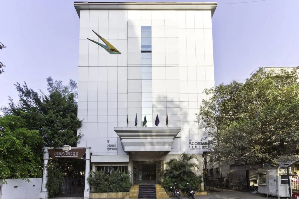 FabHotel Golden Emerald