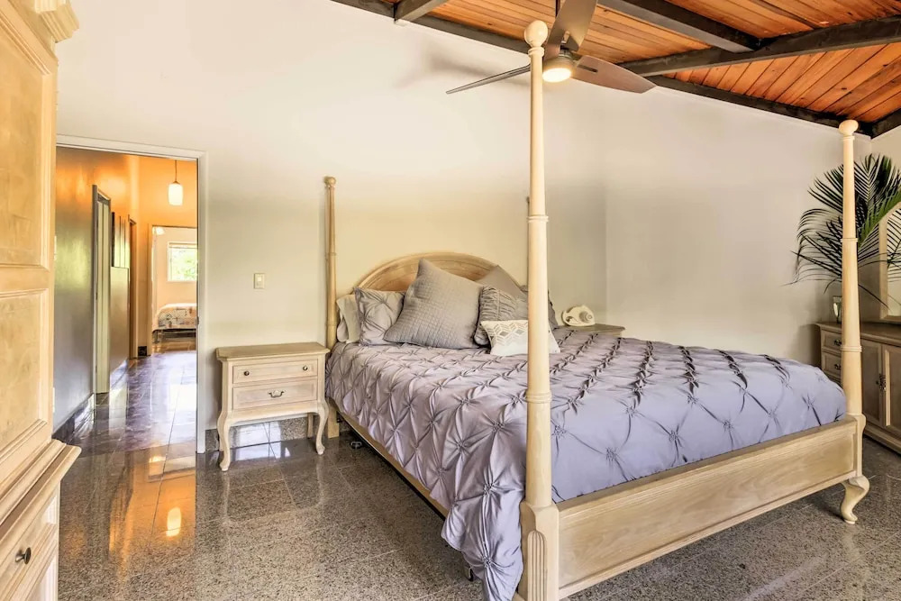 Kailua-kona Home w/ Tropical Bar: Walk to Beach!