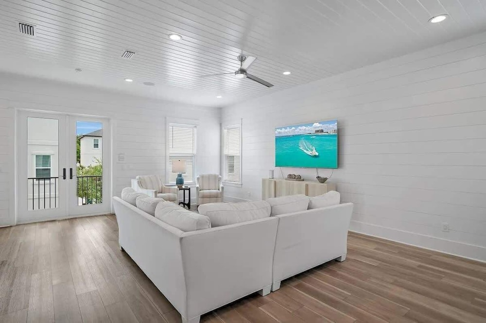 3-story Comfortable Home Near the Beach